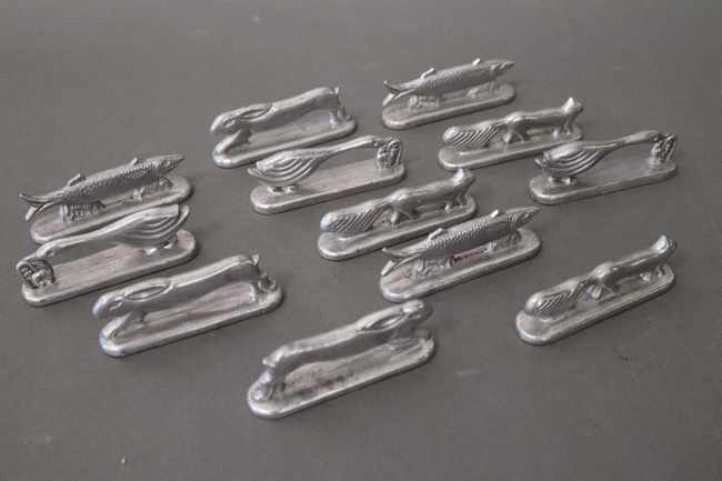 DOUZE PORTE-COUTEAUX en aluminium représentant...