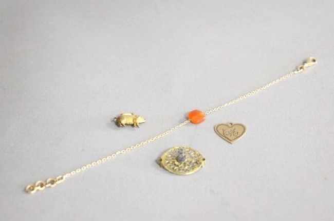 ENSEMBLE DE BIJOUX FANTAISIES comprenant...