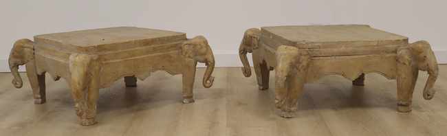 PAIRE DE SELLETTES carrées en bois laqué...