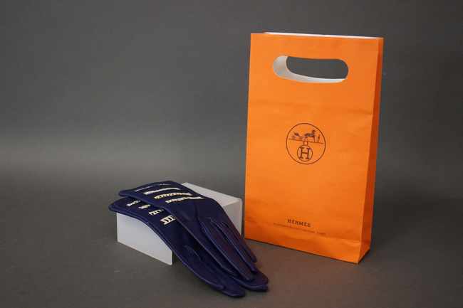 PAIRE DE GANTS en cuir bleu roi et dentelle...