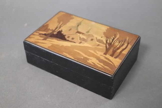 BOÎTE rectangulaire, le plateau marqueté...