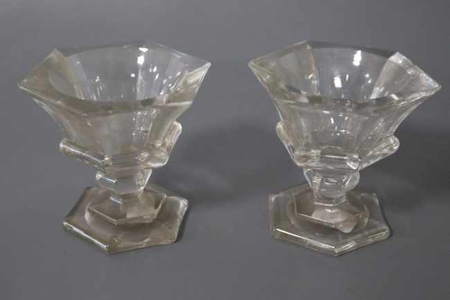 SALIÈRE-POIVRIÈRE en cristal taillé à pans...
