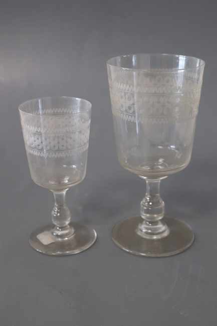 SERVICE DE VERRES en cristal taillé sur pieds...