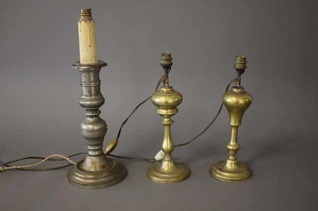 PAIRE DE FLAMBEAUX en bronze doré à fût balustre...