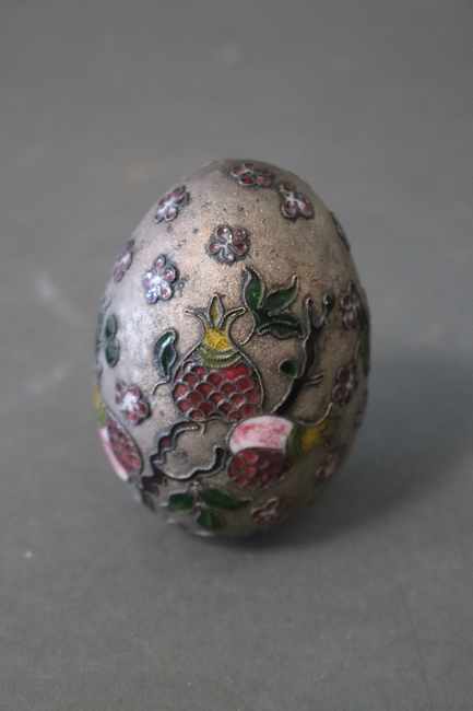 OEUF en métal argenté et émaux cloisonnés...