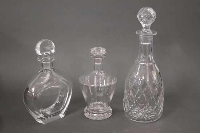 TROIS CARAFES en cristal, une Saint-Louis...