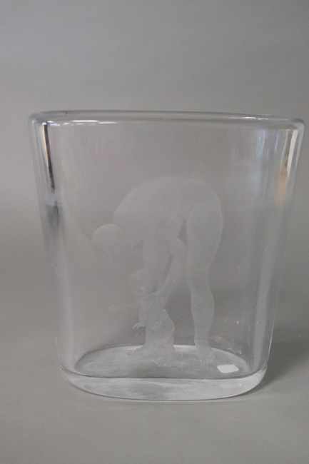VASE de forme oblongue en verre moulé à décor...