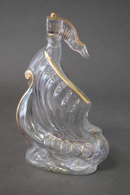 CARAFE en verre moulé en forme de voilier...