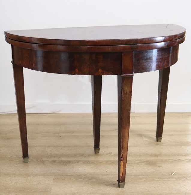 TABLE A JEUX demi-lune en acajou et placage...