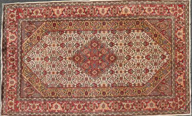 TAPIS en laine polychrome à décor d'un losange...