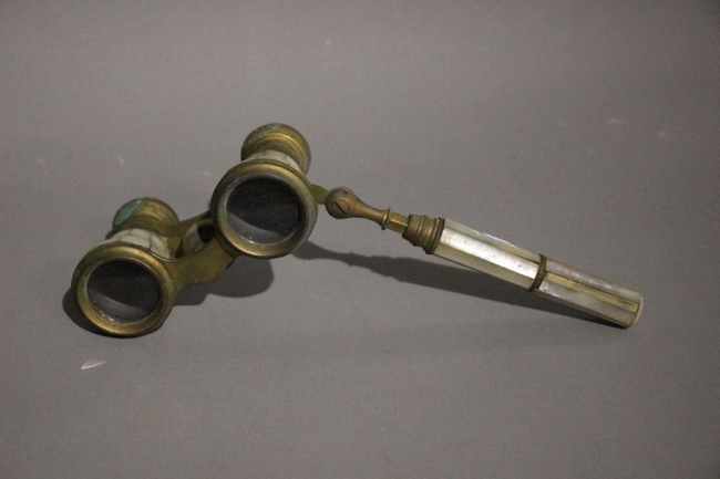 PAIRE DE JUMELLES de théâtre en nacre et...
