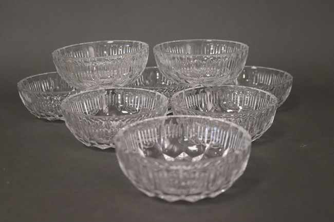 HUIT COUPES A GLACE circulaires en cristal...