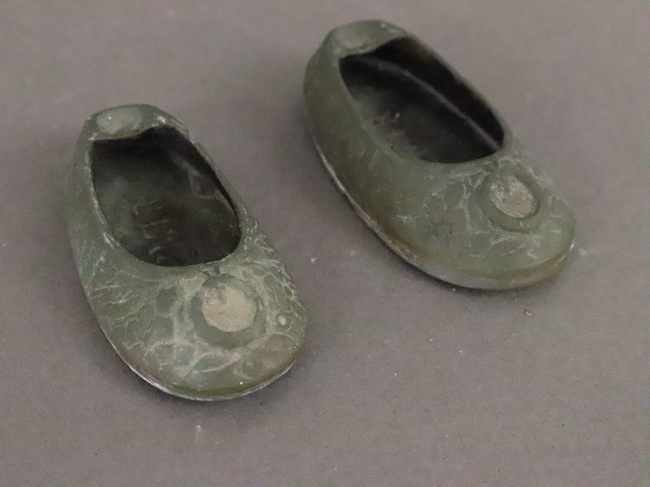 PAIRE DE PETITS CENDRIERS en bronze à motif...