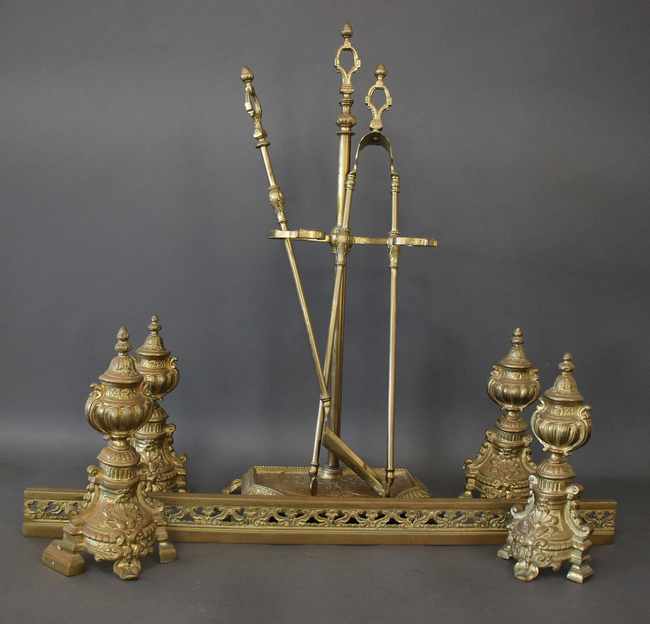 NECESSAIRE DE CHEMINEE en bronze et laiton...
