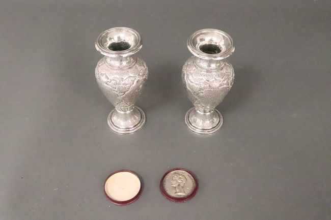 PAIRE DE PETITS VASES en argent de forme...