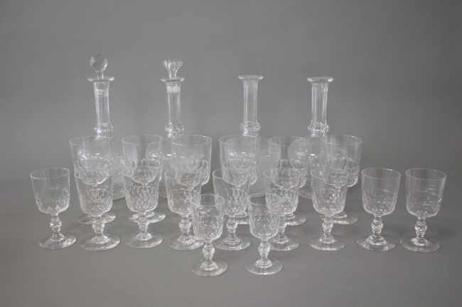 PARTIE DE SERVICE DE VERRES en cristal taillé...