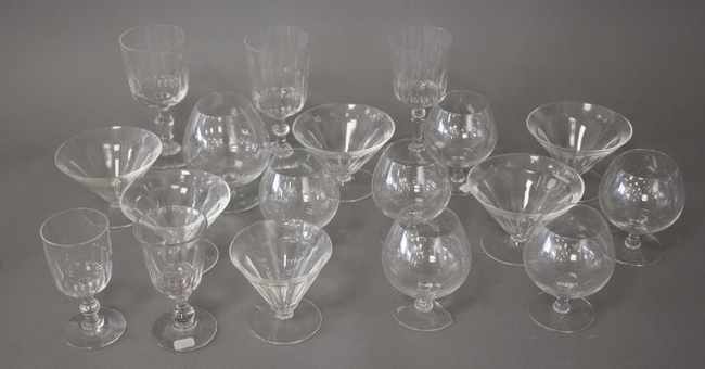 ENSEMBLE DE VERRES en verre, modèles dépareillés,...