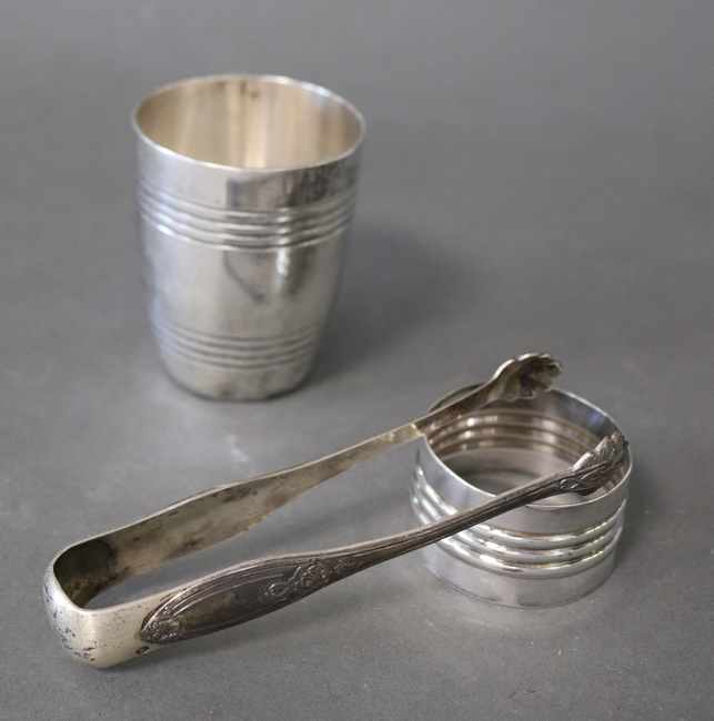 LOT en argent comprenant une timbale, un...
