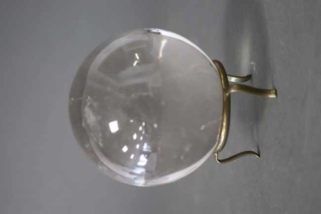 BOULE DE CRISTAL DE ROCHE, sur trépied en...