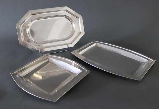 TROIS PLATEAUX en métal argenté à décor moderniste...