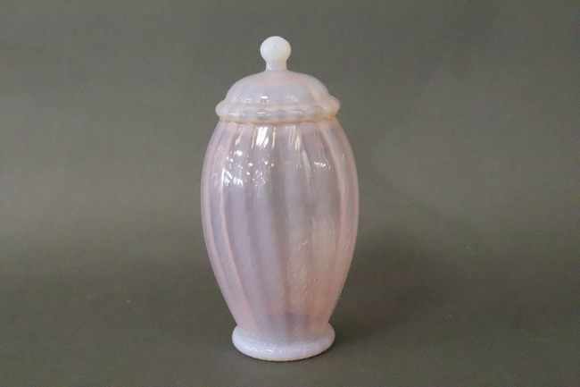 VASE couvert de forme ovoïde cannelé en opaline...