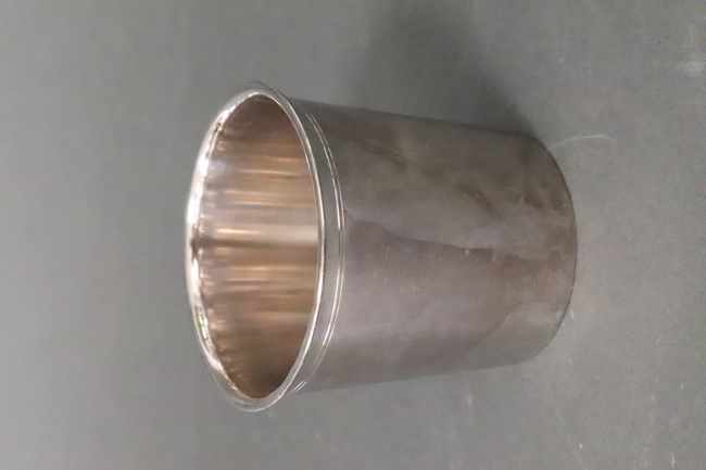 TIMBALE en métal argenté, chiffré 27.