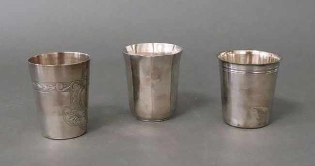 TROIS TIMBALES en métal argenté, la première...