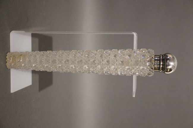 GRAND FLACON A SELS en cristal de forme tronconique...