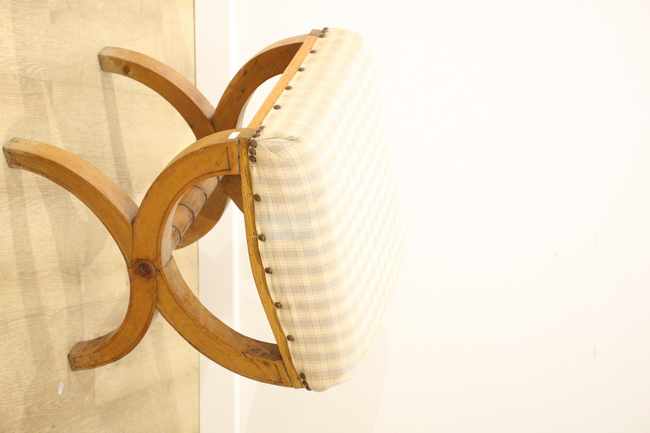 TABOURET CURULE en bois mouluré à décor reposant...
