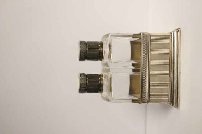NECESSAIRE DE PARFUMS en argent et cristal...