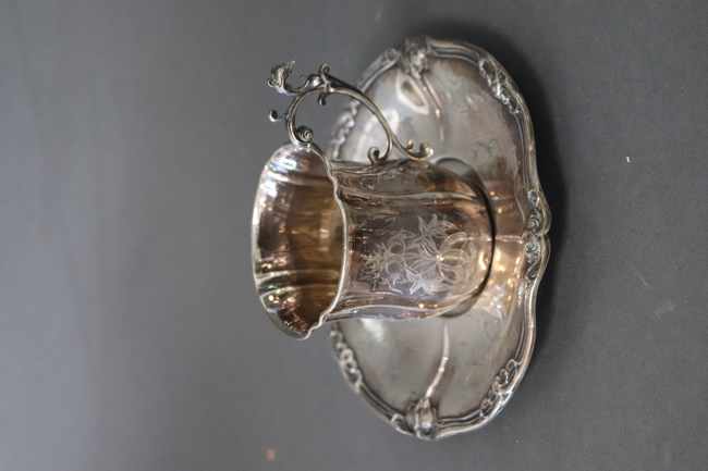 TASSE ET SOUS-TASSE en argent, de forme chantournée,...