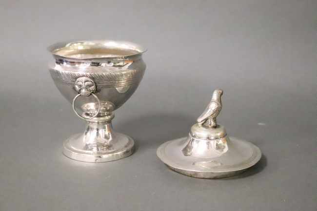 PETITE COUPE couverte sur piédouche en argent,...
