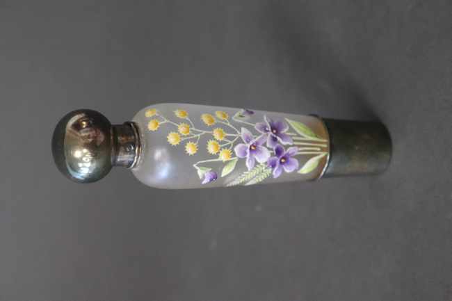 FLACON A LIQUEUR de forme ovoïde en verre...