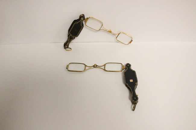 DEUX PAIRES DE LORGNONS en écaille brune,...