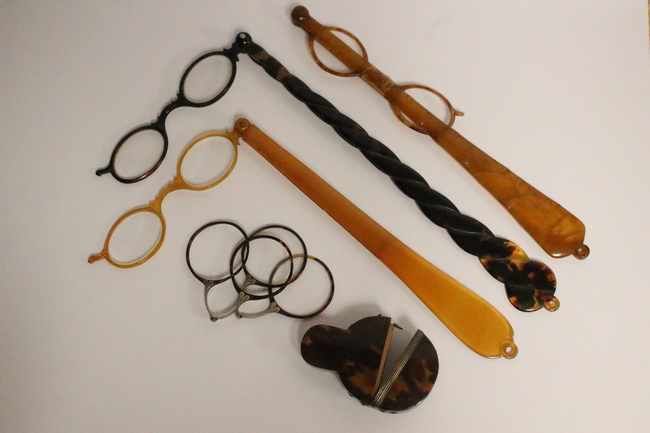 DEUX PAIRES DE PINCE-NEZ en écaille, pliants...
