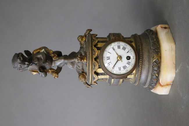 PETITE PENDULE en bronze doré et ciselé figurant...