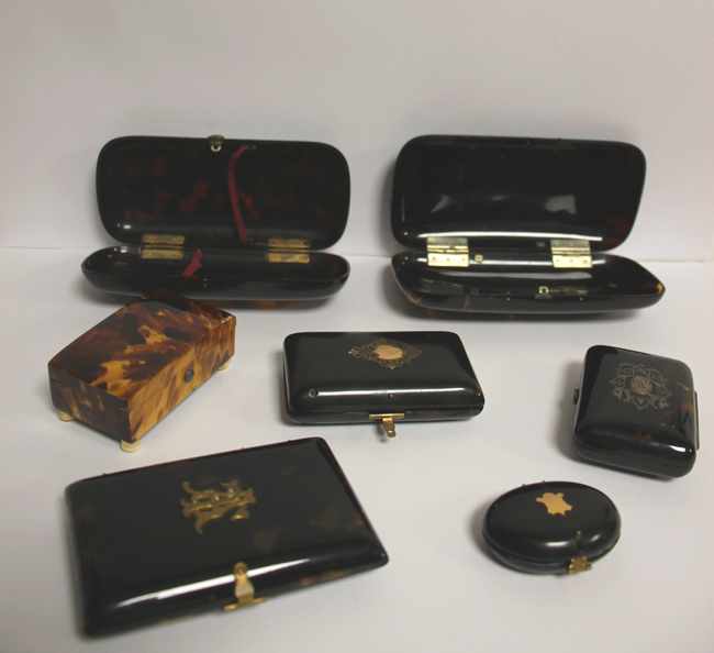 SIX BOÎTES bombées à charnières, en écaille...