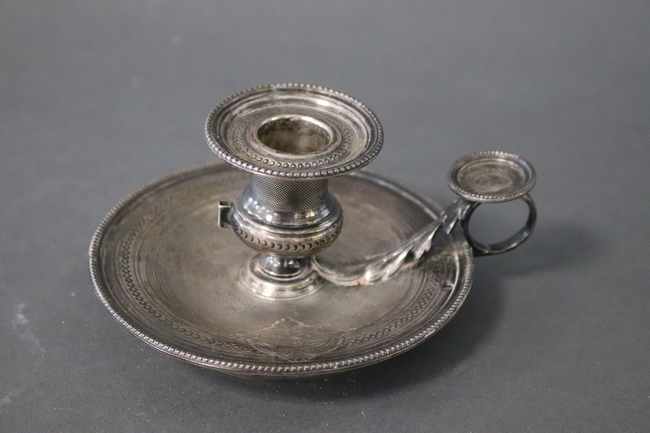 BOUGEOIR en argent à prise latérale ciselé...