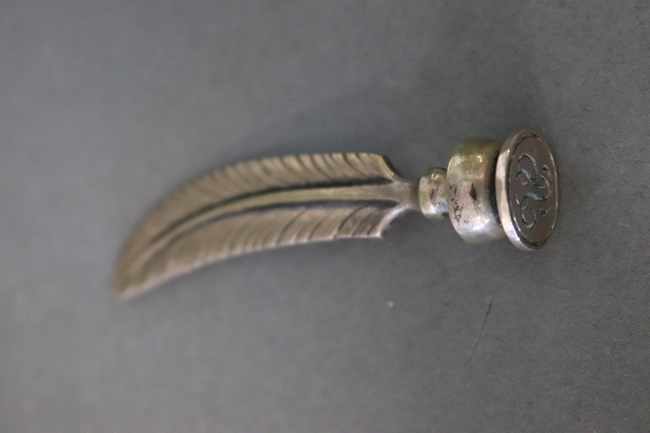 CACHET en argent (800) à décor d'une plume...