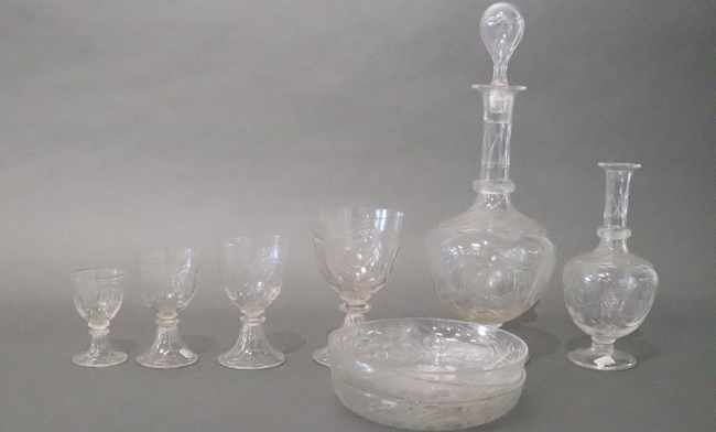 SUITE DE VERRES en cristal taillé, le pied...