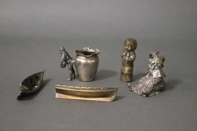 LOT DE CINQ OBJETS en laiton, bronze argenté...