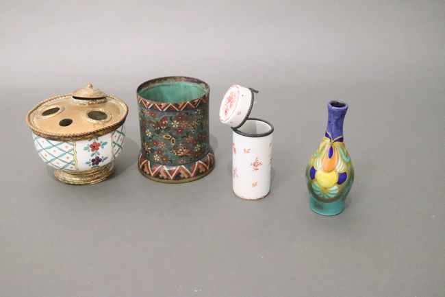 POT cylindrique en cuivre à décor d'émaux...
