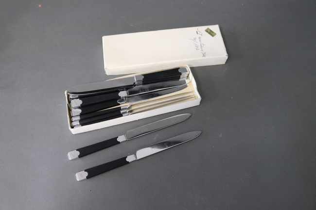 DOUZE GRANDS COUTEAUX, lame inox et manche...