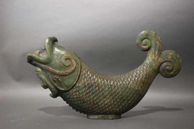 IMPORTANT POISSON à tête de dragon, en serpentine...