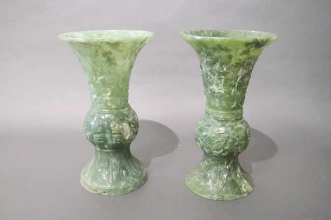 PAIRE DE VASES cornets en serpentine verte,...
