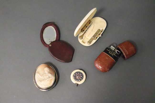 PETIT NECESSAIRE DE TOILETTE, dans un étui...
