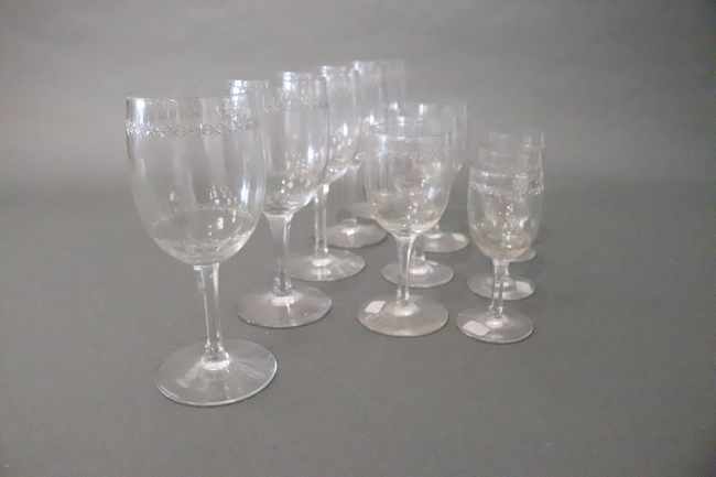 ENSEMBLE DE VERRES en cristal taillé à décor...