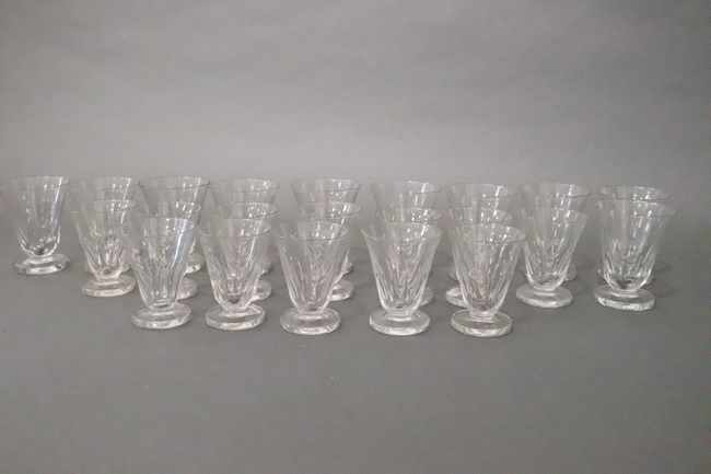 ENSEMBLE DE VERRES cornet en cristal taillé...
