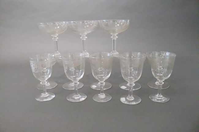 HUIT COUPES A CHAMPAGNE en cristal à décor...
