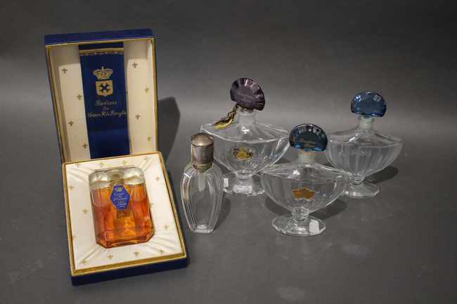 ENSEMBLE DE DIVERS FLACONS A PARFUMS dont...